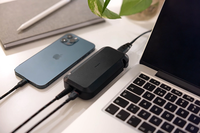 nisynks kraftfulla 100W USB-C-laddare, designad för att hantera även de mest krävande enheterna, med en extra USB-C-port för samtidig laddning av ytterligare enheter.